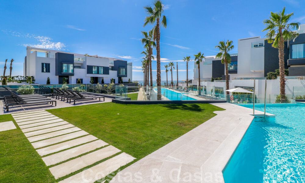 Se vende villa adosada, lista para entrar a vivir, con vistas al mar, en primera línea de playa, a pocos minutos a pie de Estepona centro 45431