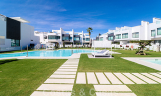 Se vende villa adosada, lista para entrar a vivir, con vistas al mar, en primera línea de playa, a pocos minutos a pie de Estepona centro 45433 