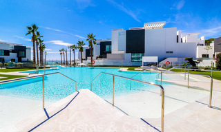 Se vende villa adosada, lista para entrar a vivir, con vistas al mar, en primera línea de playa, a pocos minutos a pie de Estepona centro 45434 