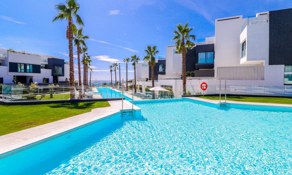 Se vende villa adosada, lista para entrar a vivir, con vistas al mar, en primera línea de playa, a pocos minutos a pie de Estepona centro 45436