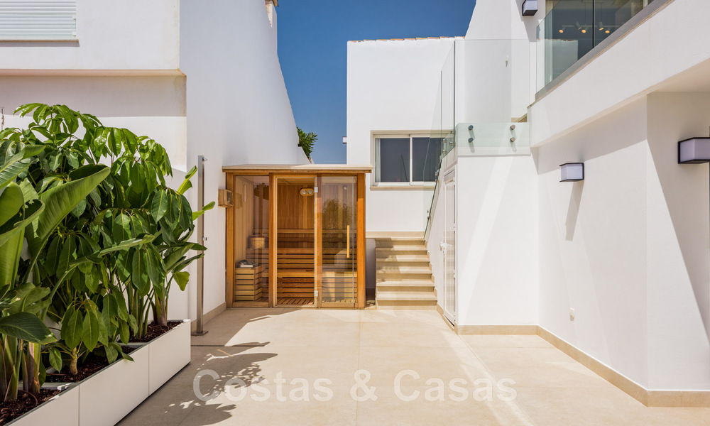 Se vende villa contemporánea, totalmente reformada, con vistas abiertas al mar, ubicada en una urbanización junto al mar de Estepona 45021