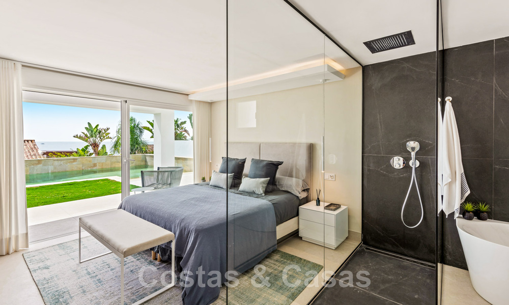 Se vende villa contemporánea, totalmente reformada, con vistas abiertas al mar, ubicada en una urbanización junto al mar de Estepona 45023