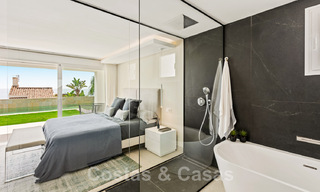 Se vende villa contemporánea, totalmente reformada, con vistas abiertas al mar, ubicada en una urbanización junto al mar de Estepona 45025 