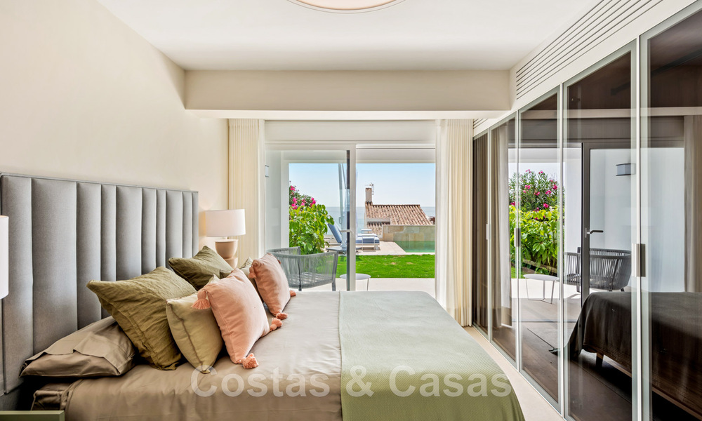 Se vende villa contemporánea, totalmente reformada, con vistas abiertas al mar, ubicada en una urbanización junto al mar de Estepona 45026