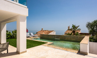 Se vende villa contemporánea, totalmente reformada, con vistas abiertas al mar, ubicada en una urbanización junto al mar de Estepona 45030 