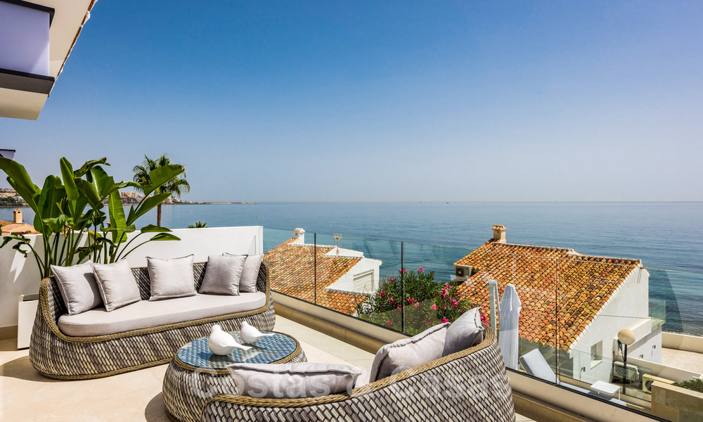 Se vende villa contemporánea, totalmente reformada, con vistas abiertas al mar, ubicada en una urbanización junto al mar de Estepona 45033