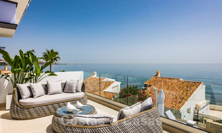 Se vende villa contemporánea, totalmente reformada, con vistas abiertas al mar, ubicada en una urbanización junto al mar de Estepona 45033 