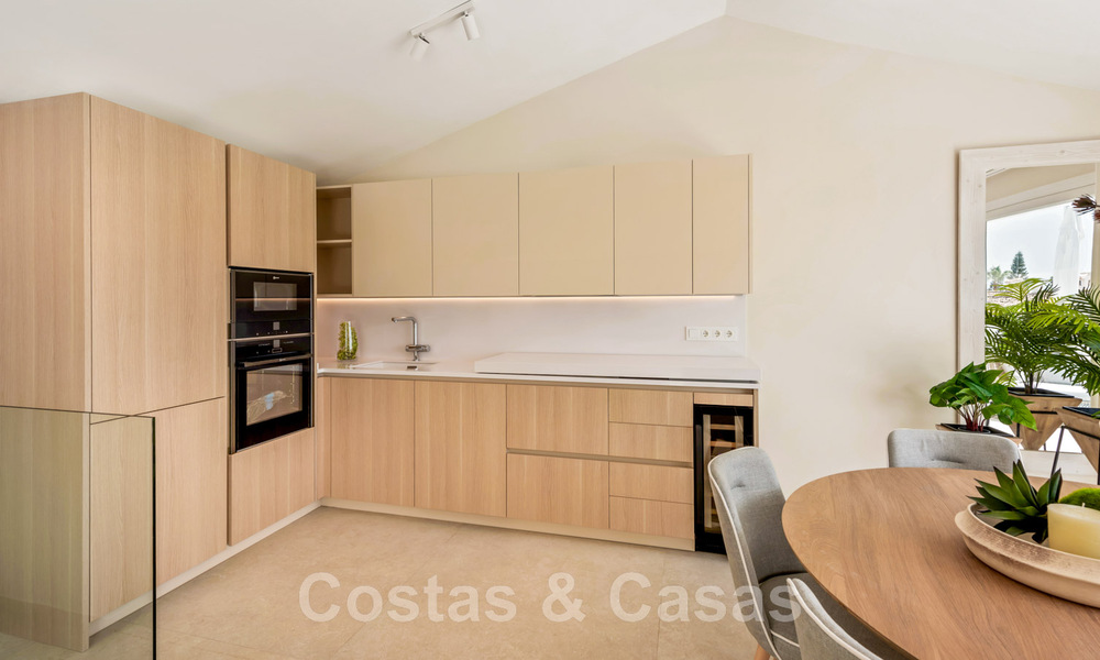 Se vende villa contemporánea, totalmente reformada, con vistas abiertas al mar, ubicada en una urbanización junto al mar de Estepona 45037