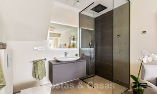 Se vende villa contemporánea, totalmente reformada, con vistas abiertas al mar, ubicada en una urbanización junto al mar de Estepona 45039 