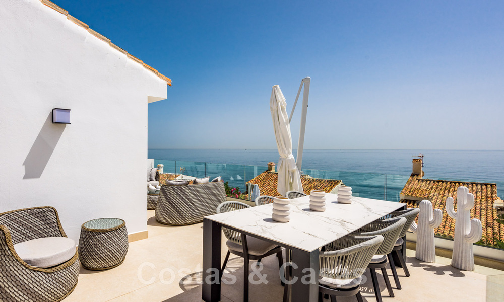 Se vende villa contemporánea, totalmente reformada, con vistas abiertas al mar, ubicada en una urbanización junto al mar de Estepona 45043