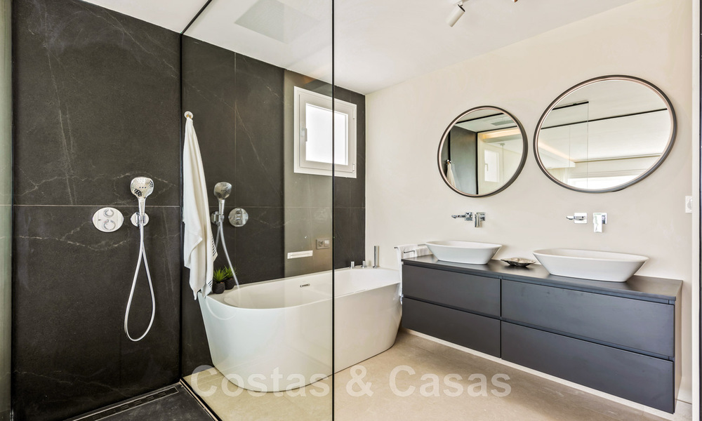 Se vende villa contemporánea, totalmente reformada, con vistas abiertas al mar, ubicada en una urbanización junto al mar de Estepona 45046