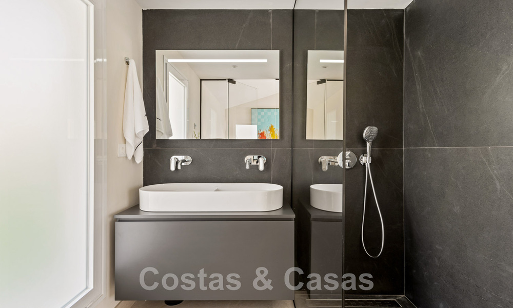 Se vende villa contemporánea, totalmente reformada, con vistas abiertas al mar, ubicada en una urbanización junto al mar de Estepona 45047