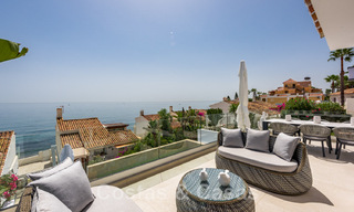 Se vende villa contemporánea, totalmente reformada, con vistas abiertas al mar, ubicada en una urbanización junto al mar de Estepona 45049 