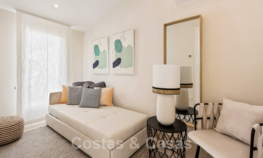 Se vende villa contemporánea, totalmente reformada, con vistas abiertas al mar, ubicada en una urbanización junto al mar de Estepona 45051