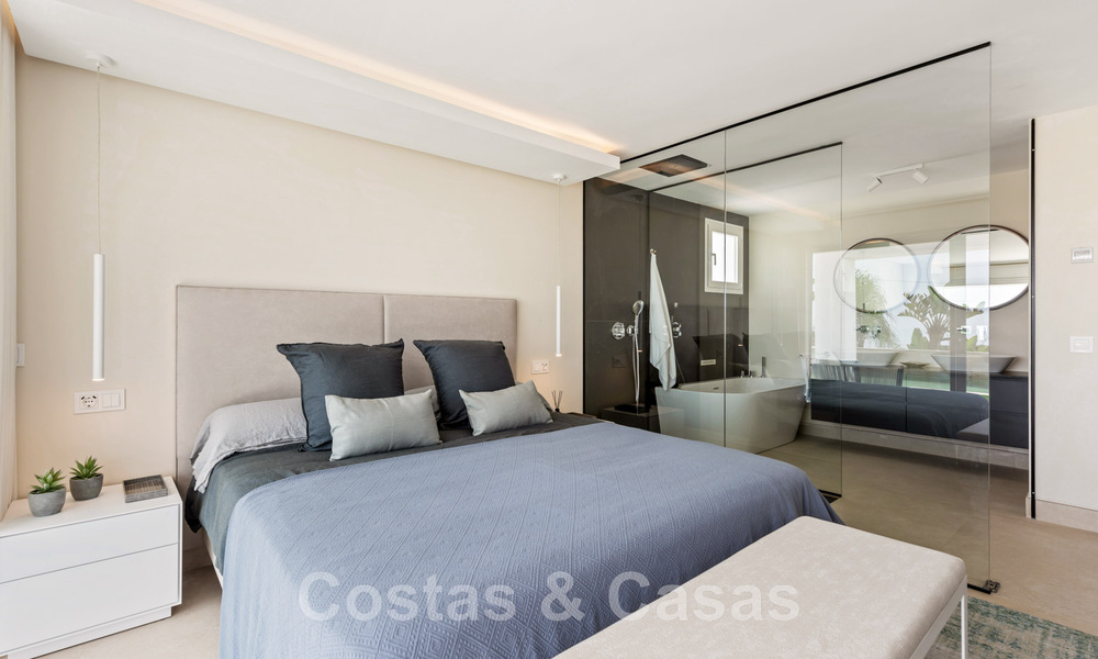 Se vende villa contemporánea, totalmente reformada, con vistas abiertas al mar, ubicada en una urbanización junto al mar de Estepona 45054
