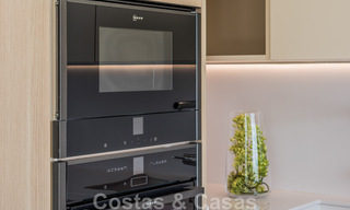 Se vende villa contemporánea, totalmente reformada, con vistas abiertas al mar, ubicada en una urbanización junto al mar de Estepona 45057 