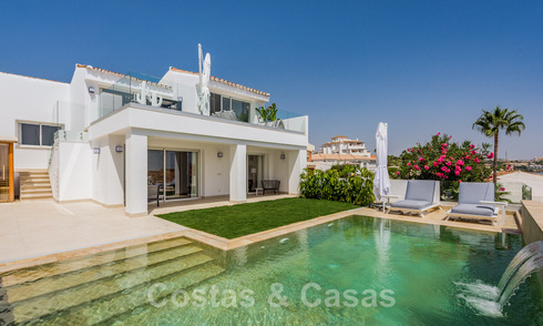 Se vende villa contemporánea, totalmente reformada, con vistas abiertas al mar, ubicada en una urbanización junto al mar de Estepona 45058