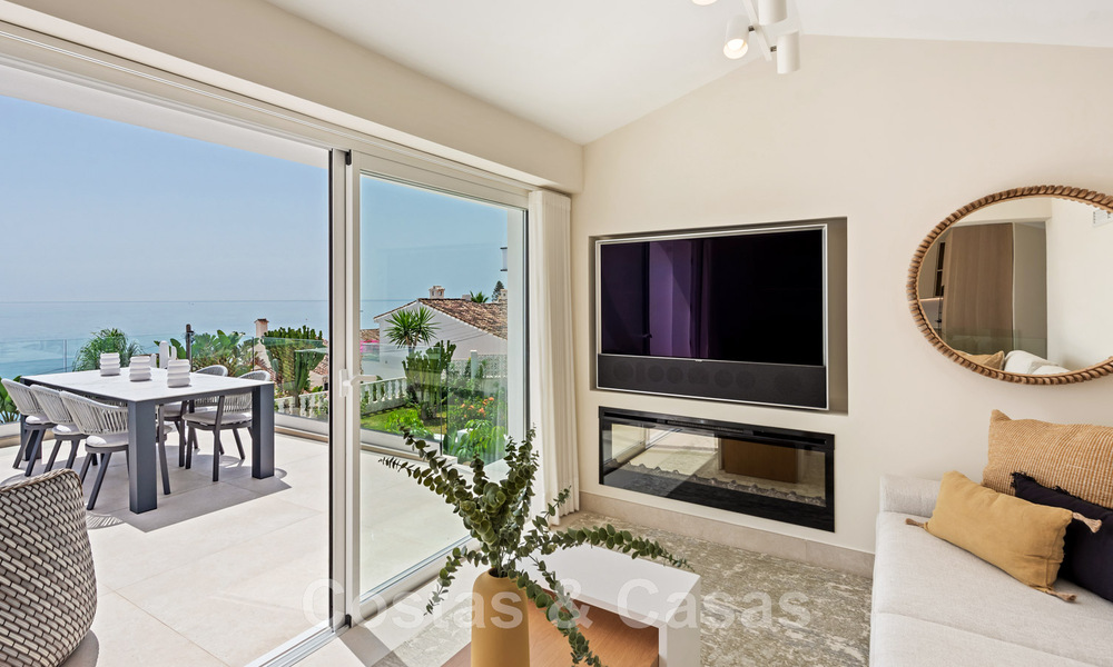 Se vende villa contemporánea, totalmente reformada, con vistas abiertas al mar, ubicada en una urbanización junto al mar de Estepona 45061