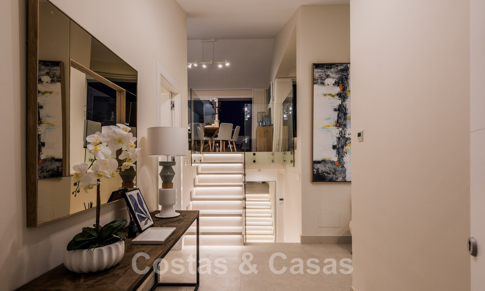 Se vende villa contemporánea, totalmente reformada, con vistas abiertas al mar, ubicada en una urbanización junto al mar de Estepona 45063