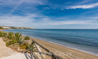 Se vende villa contemporánea, totalmente reformada, con vistas abiertas al mar, ubicada en una urbanización junto al mar de Estepona 45064 