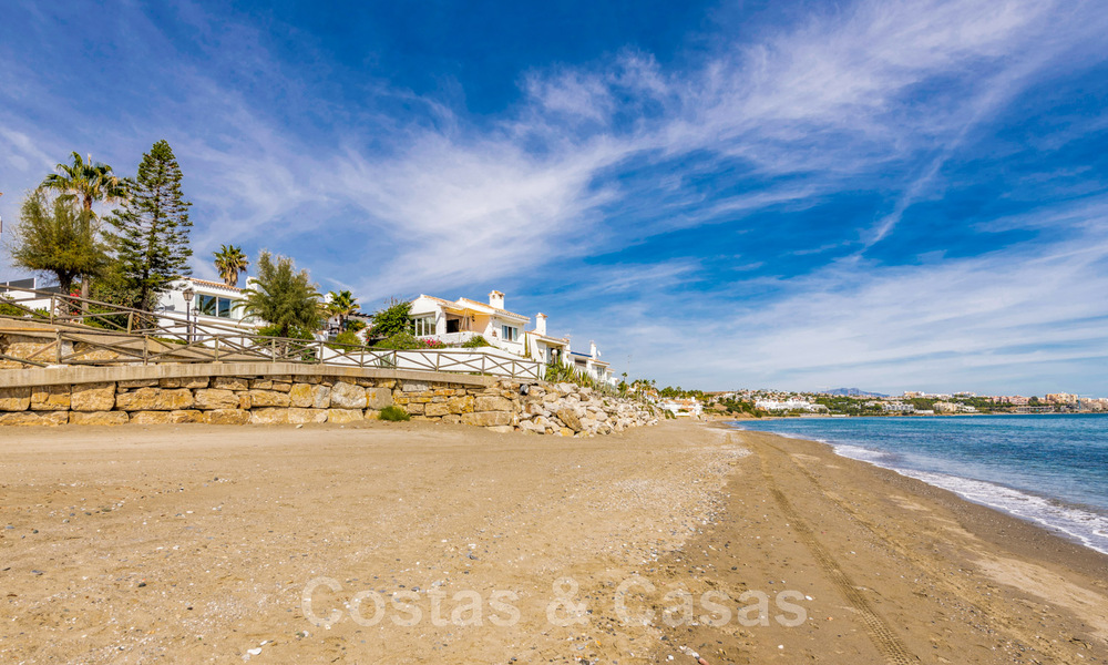 Se vende villa contemporánea, totalmente reformada, con vistas abiertas al mar, ubicada en una urbanización junto al mar de Estepona 45065