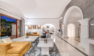 Amplia villa de lujo en venta, de estilo andaluz situada en una posición alta en Nueva Andalucía, Marbella 45067 