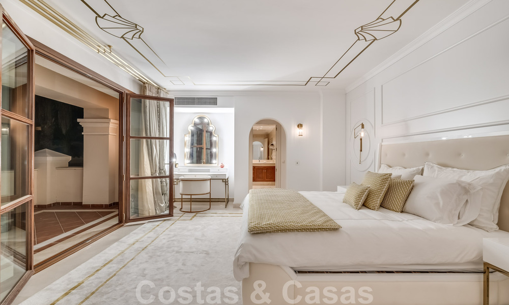Amplia villa de lujo en venta, de estilo andaluz situada en una posición alta en Nueva Andalucía, Marbella 45073