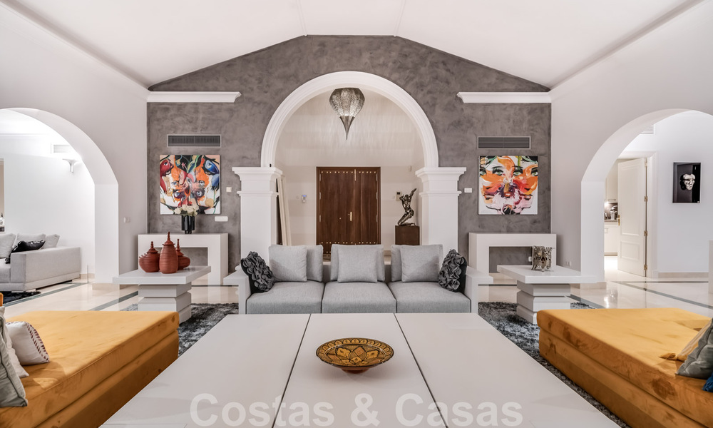 Amplia villa de lujo en venta, de estilo andaluz situada en una posición alta en Nueva Andalucía, Marbella 45077