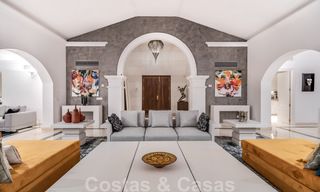 Amplia villa de lujo en venta, de estilo andaluz situada en una posición alta en Nueva Andalucía, Marbella 45077 