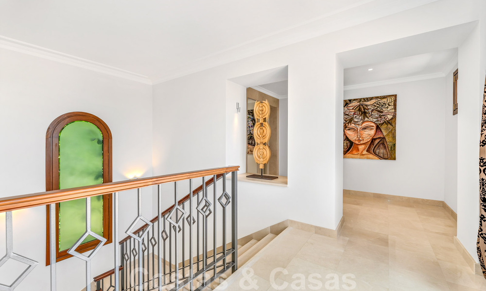 Amplia villa de lujo en venta, de estilo andaluz situada en una posición alta en Nueva Andalucía, Marbella 45078