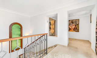 Amplia villa de lujo en venta, de estilo andaluz situada en una posición alta en Nueva Andalucía, Marbella 45078 