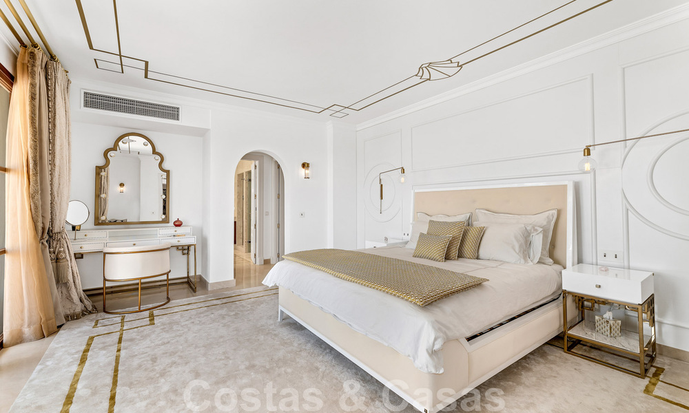Amplia villa de lujo en venta, de estilo andaluz situada en una posición alta en Nueva Andalucía, Marbella 45083