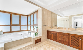 Amplia villa de lujo en venta, de estilo andaluz situada en una posición alta en Nueva Andalucía, Marbella 45085 