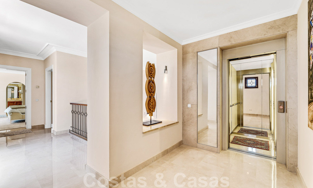 Amplia villa de lujo en venta, de estilo andaluz situada en una posición alta en Nueva Andalucía, Marbella 45089
