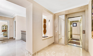 Amplia villa de lujo en venta, de estilo andaluz situada en una posición alta en Nueva Andalucía, Marbella 45089 
