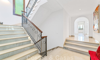 Amplia villa de lujo en venta, de estilo andaluz situada en una posición alta en Nueva Andalucía, Marbella 45101 