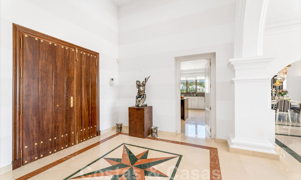 Amplia villa de lujo en venta, de estilo andaluz situada en una posición alta en Nueva Andalucía, Marbella 45102