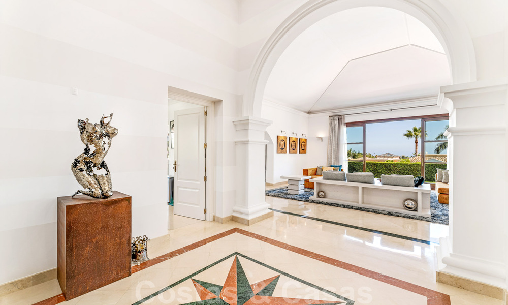 Amplia villa de lujo en venta, de estilo andaluz situada en una posición alta en Nueva Andalucía, Marbella 45103