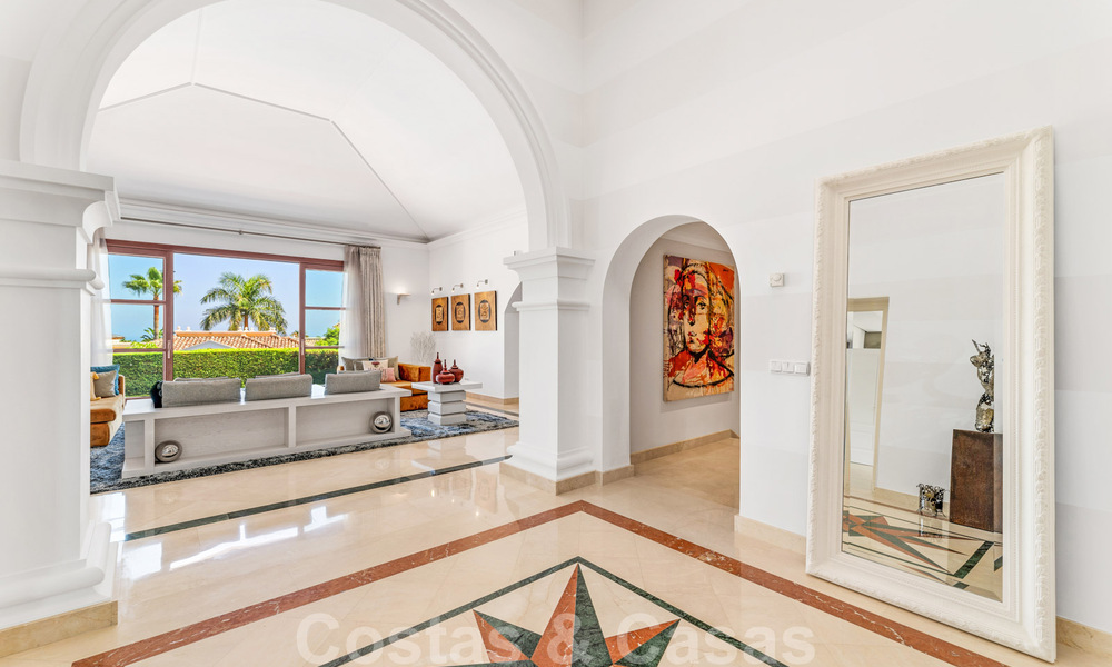 Amplia villa de lujo en venta, de estilo andaluz situada en una posición alta en Nueva Andalucía, Marbella 45104
