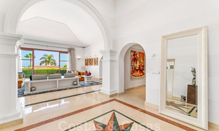 Amplia villa de lujo en venta, de estilo andaluz situada en una posición alta en Nueva Andalucía, Marbella 45104 