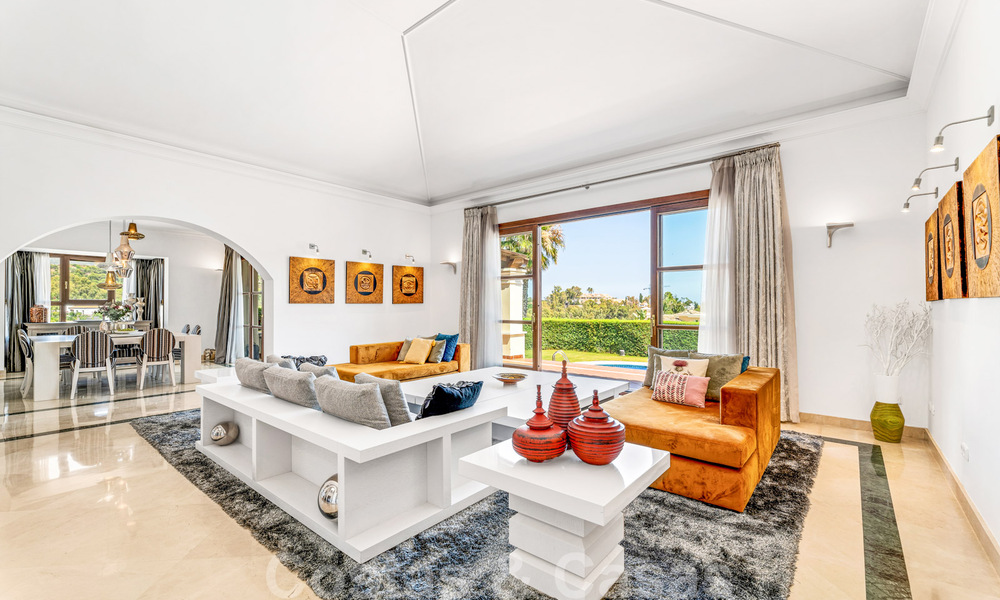Amplia villa de lujo en venta, de estilo andaluz situada en una posición alta en Nueva Andalucía, Marbella 45107