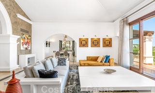Amplia villa de lujo en venta, de estilo andaluz situada en una posición alta en Nueva Andalucía, Marbella 45108 