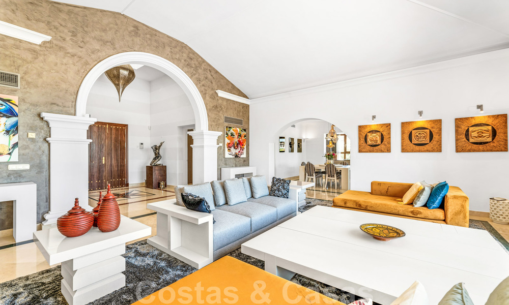 Amplia villa de lujo en venta, de estilo andaluz situada en una posición alta en Nueva Andalucía, Marbella 45118