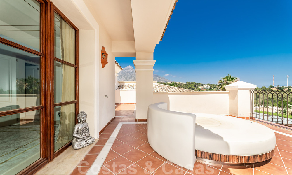 Amplia villa de lujo en venta, de estilo andaluz situada en una posición alta en Nueva Andalucía, Marbella 45119