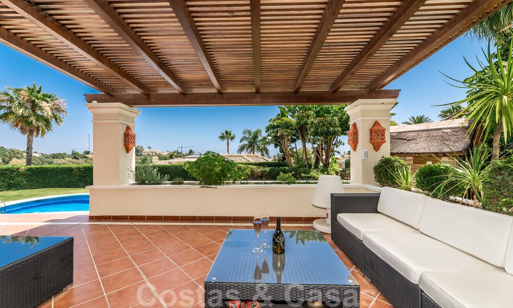 Amplia villa de lujo en venta, de estilo andaluz situada en una posición alta en Nueva Andalucía, Marbella 45120