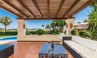 Amplia villa de lujo en venta, de estilo andaluz situada en una posición alta en Nueva Andalucía, Marbella 45120 