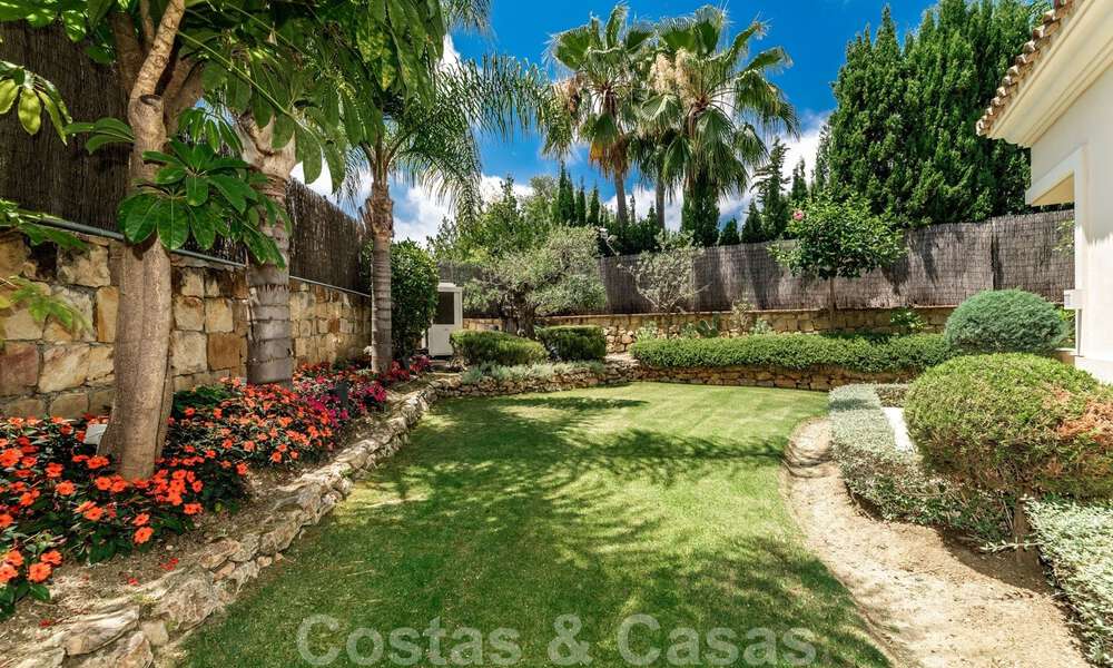 Amplia villa de lujo en venta, de estilo andaluz situada en una posición alta en Nueva Andalucía, Marbella 45122
