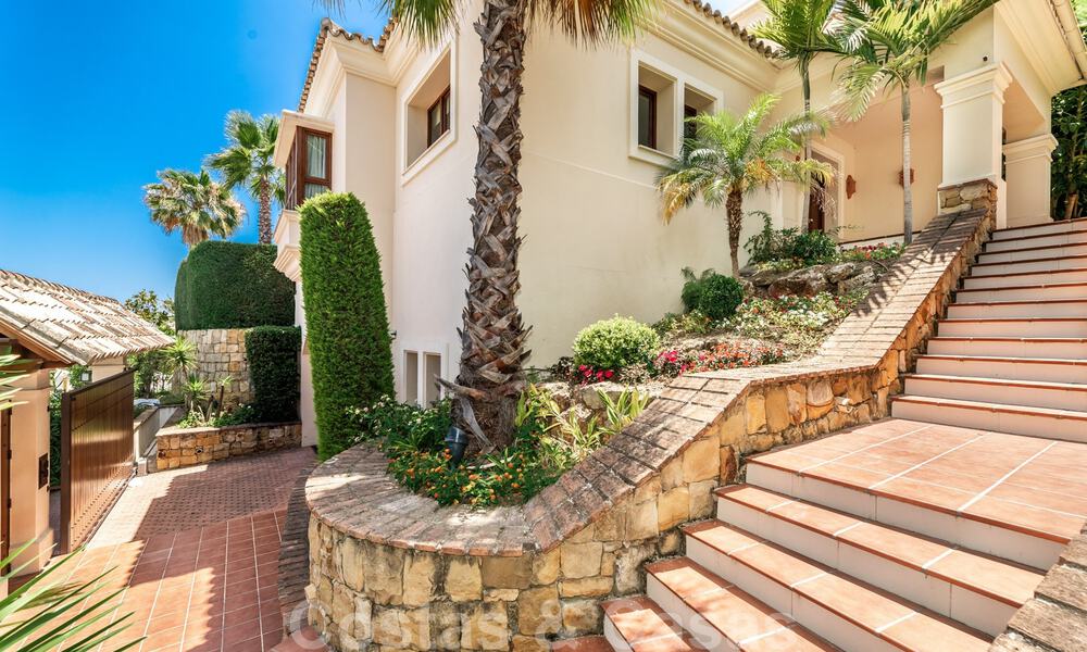 Amplia villa de lujo en venta, de estilo andaluz situada en una posición alta en Nueva Andalucía, Marbella 45124