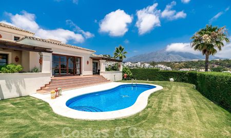 Amplia villa de lujo en venta, de estilo andaluz situada en una posición alta en Nueva Andalucía, Marbella 45125