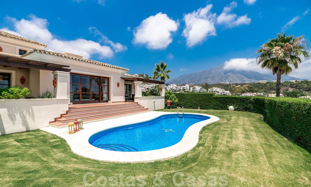 Amplia villa de lujo en venta, de estilo andaluz situada en una posición alta en Nueva Andalucía, Marbella 45125